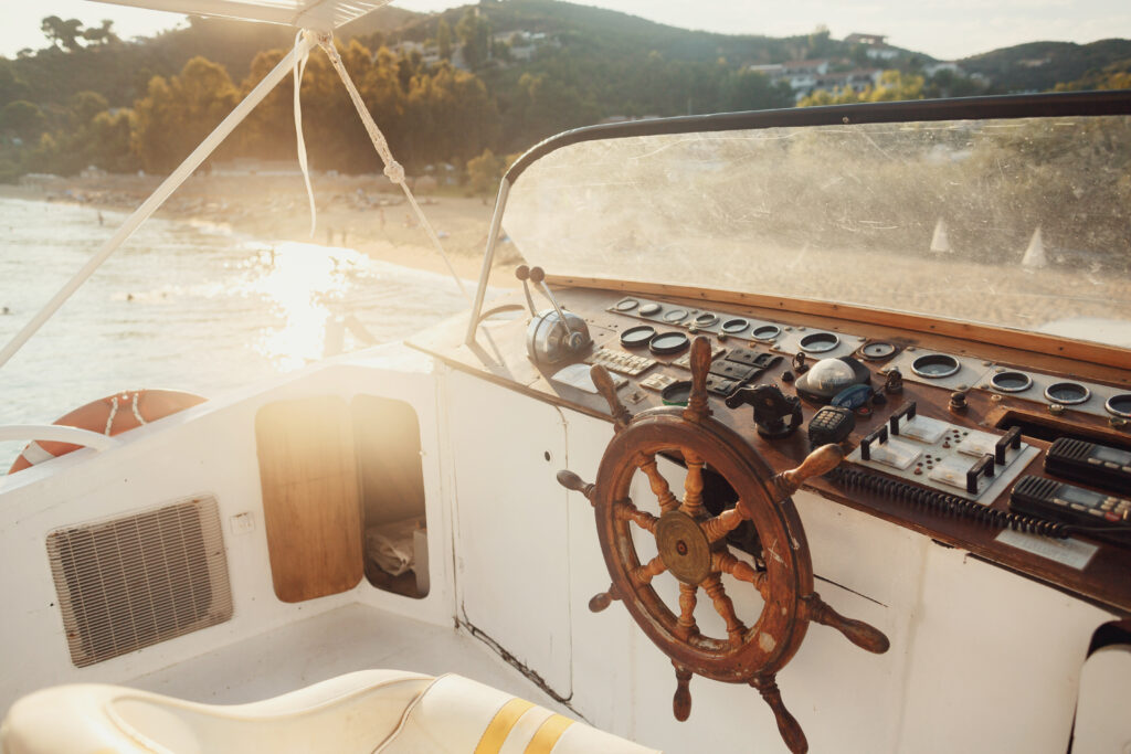 Batterie de bateau : comment bien la choisir et l’entretenir ? sun shines over wooden boat in the sea